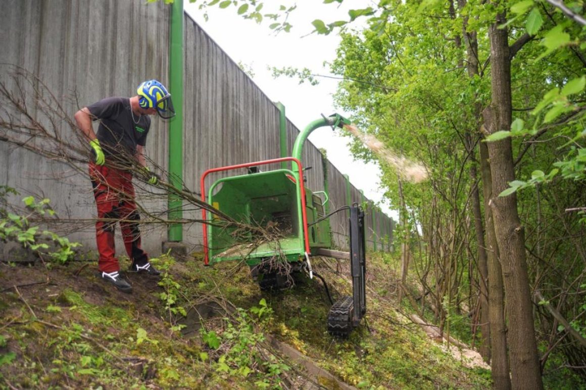 Häcksler auf Raupenfahrwerk mit Niveauausgleich